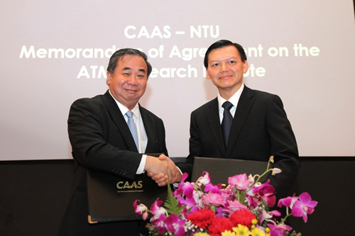 Memorandum of Agreement signed between Professor Freddy Boey, Provost of NTU (left) and Mr Yap Ong Heng, Director-General of the CAAS (right)