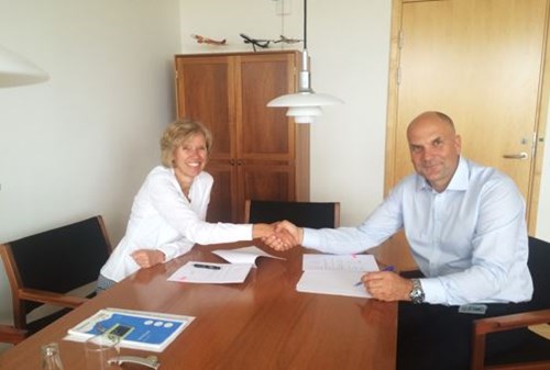 Signing of the agreement: Anne Kathrine Jensen, CEO, Entry Point North and Claus Skjærbæk, COO, Naviair