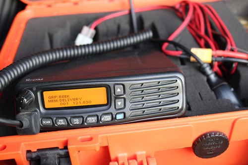 Via de VHF-radio kan het droneteam toestemming van de verkeerstoren van Beek krijgen om de droneshow te starten.