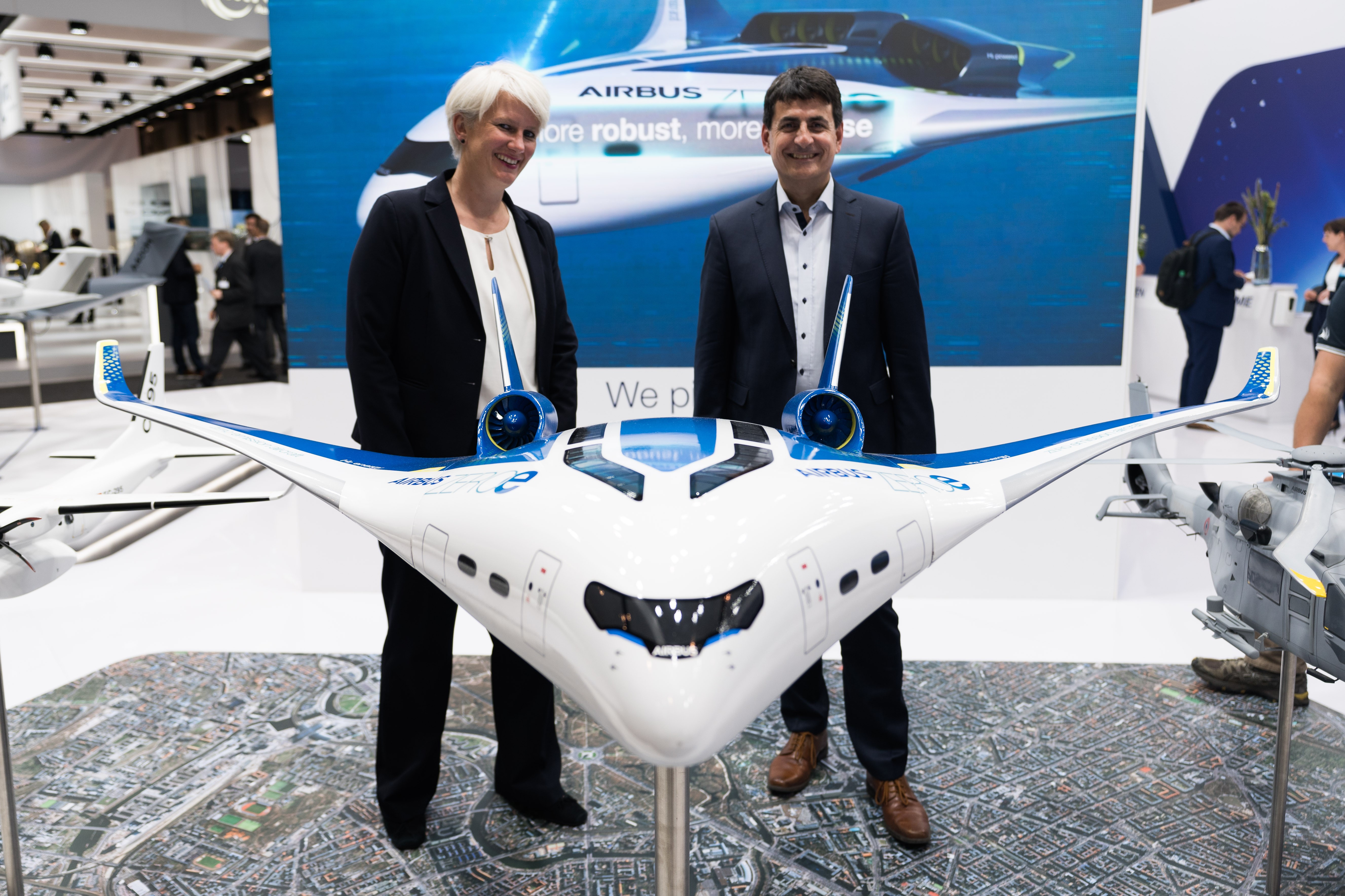 Photo Caption: Sabine Klauke, Chief Technical Officer, Airbus and Philippe Peccard, Vice President Clean Energy, Linde, sign cooperation agreement at the ILA Airshow in Berlin.