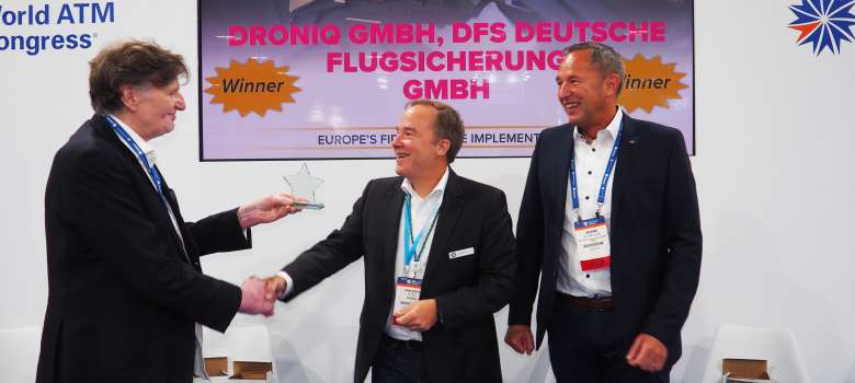 Jan-Eric Putze, CEO of Droniq, (left) and Bernd Schneeganß, Director Systems House, (right) received the ATM Award at the World ATM Congress in Madrid on behalf of their organisations.