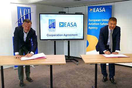 Olivier Jankovec, ACI Europe and Patrick Ky, EASA signing the agreement