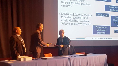 Thierry Racaud, CEO ESSP and Dr. Gi Wook Nam, Executive Director of SBAS exchanging contracts Thierry Racaud, CEO ESSP and Dr. Gi Wook Nam, Executive Director of SBAS exchanging contracts.