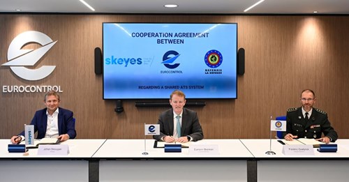 From left to right: Johan Decuyper (skeyes), Eamonn Brennan (EUROCONTROL), Lieutenant General Frédéric Goetynck (Belgian Defence)