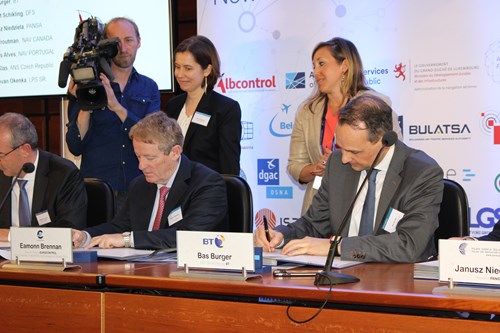 Eamonn Brennan, Director General Eurocontrol and Bas Burger, CEO, Global Services BT at the signing ceremony.