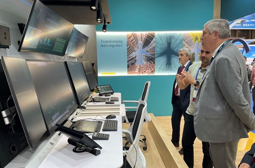 CEO iFOCUS: Indra's CEO, José Vicente de los Mozos, attends a demonstration of the iFOCUS controller position at the Indra stand