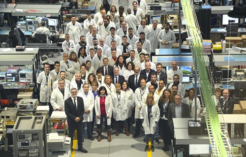 Fernando Abril-Martorell, Indra’s Chairman, with part of the radar factory team Fernando Abril-Martorell, Indra’s Chairman, with part of the radar factory team