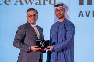 Inmarsat’s Rahul Behal collects the Aviation Achievement Award for ‘Satellite Operator Excellence’ from Abdulmohsen Al Sayegh, Etihad Engineering’s Chief Financial Officer