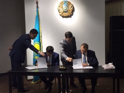 Mr. Azat Bekturov, Director General of Kazaeronavigatsia and Mr. Joost Jonker, Director of Joint Aviation Authorities Training Organisation (JAA TO)