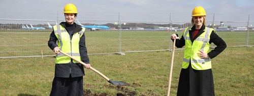On the picture: Meiltje de Groot, Managing Director of Groningen Airport Eelde and Malou van der Pal, General Manager of the Regional Unit at LVNL, put the first shovel in the ground where the camera mast will be placed. 