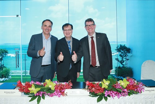 L-R: Mr Graeme Sumner, CEO, Airways New Zealand, Mr Kevin Shum, Director-General, Civil Aviation Authority of Singapore, and Mr Martin Rolfe, CEO UK NATS, during the signing of the tripartite collaboration agreement to improve the on-time performance of long-haul air traffic.