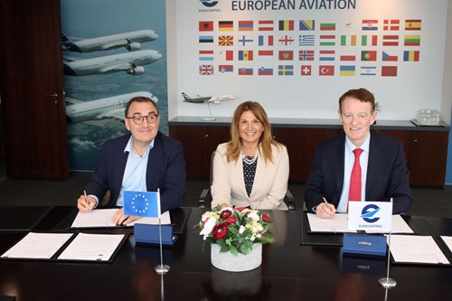 Pictured (left to right): Nicolas Warinsko, General Manager, SESAR Deployment Manager (till 31/05/2022); Mariagrazia La Piscopia, Executive Director, SESAR Deployment Manager (as from 1/06/2022); Eamonn Brennan, Director General at EUROCONTROL, at the signing ceremony.