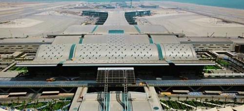  Hamad International Airport The airport has the capacity to handle 8,700 passengers per hour, more than 30 million passengers a year and is undergoing further expansion to accommodate more than 50 million passengers. 