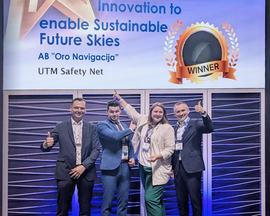 Thomas Pilsl, VP New Market Solutions Frequentis; Roman Stickler, Sales Lead UTM Frequentis; Inga Jankunaite, Head of Development & Innovation Oro Navigacija; Saulius Batavičius, CEO Oro Navigacija. © Frequentis AG